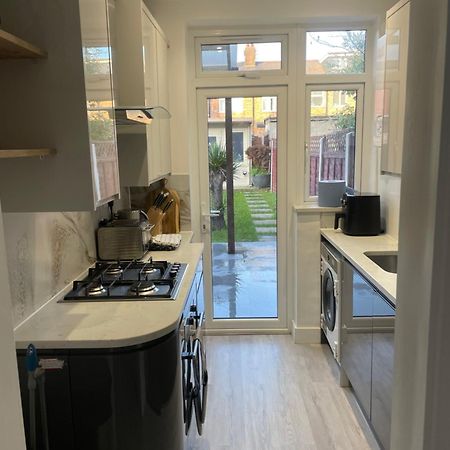 Modern Home With Driveway Parking For 2 Vehicles, Near Tottenham Hotspur Stadium, White Hart Lane Train Station London Exterior foto