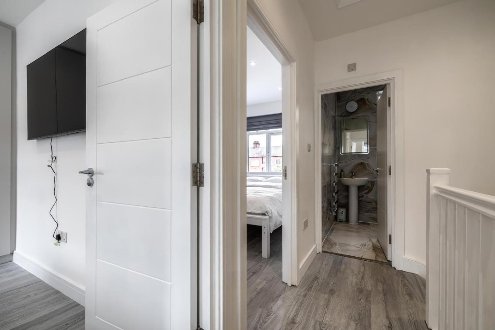 Modern Home With Driveway Parking For 2 Vehicles, Near Tottenham Hotspur Stadium, White Hart Lane Train Station London Exterior foto